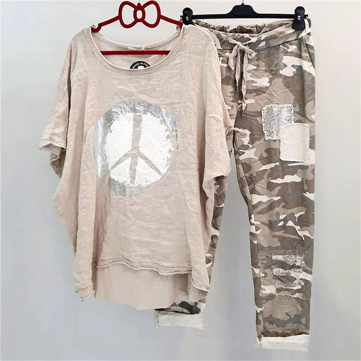 Damer med et afslappet fritidssæt med løst skåret linned-look t-shirt, fredssymbol og camouflage-joggingbukser med patchdetaljer Skovae