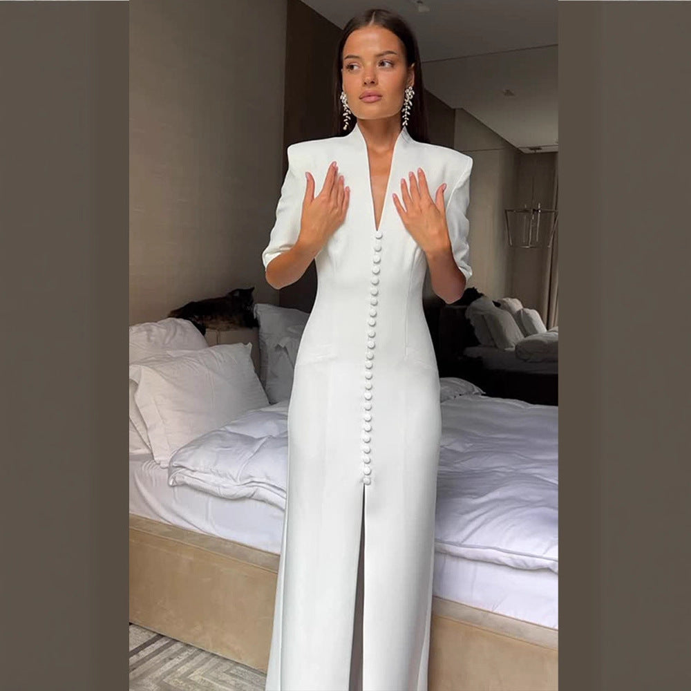 Dame elegant maxikjole med flatterende silhuet og filigrane knapdetaljeringer Stilla