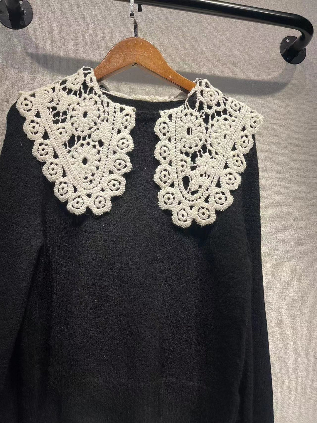 Dame sweater med elegant, struktureret krave og fashionable ærmer Stilla