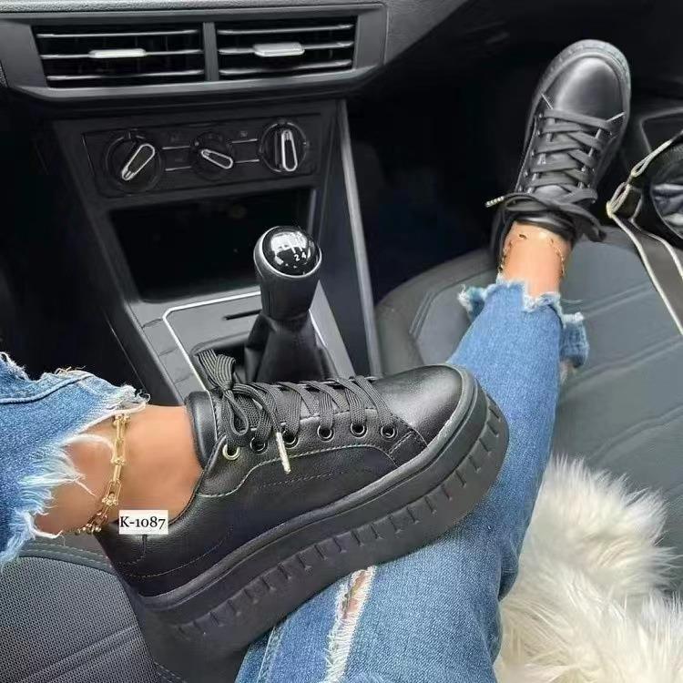 Dame Plateau Sneakers med skinnende detaljer og skridsikker sål Stilla