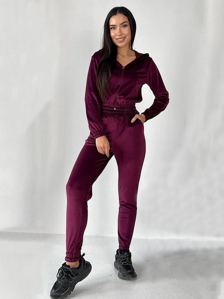 Kvindernes Velour Joggingdragt med Fashionabelt Cropped Design og Praktisk Lynlås Skovae