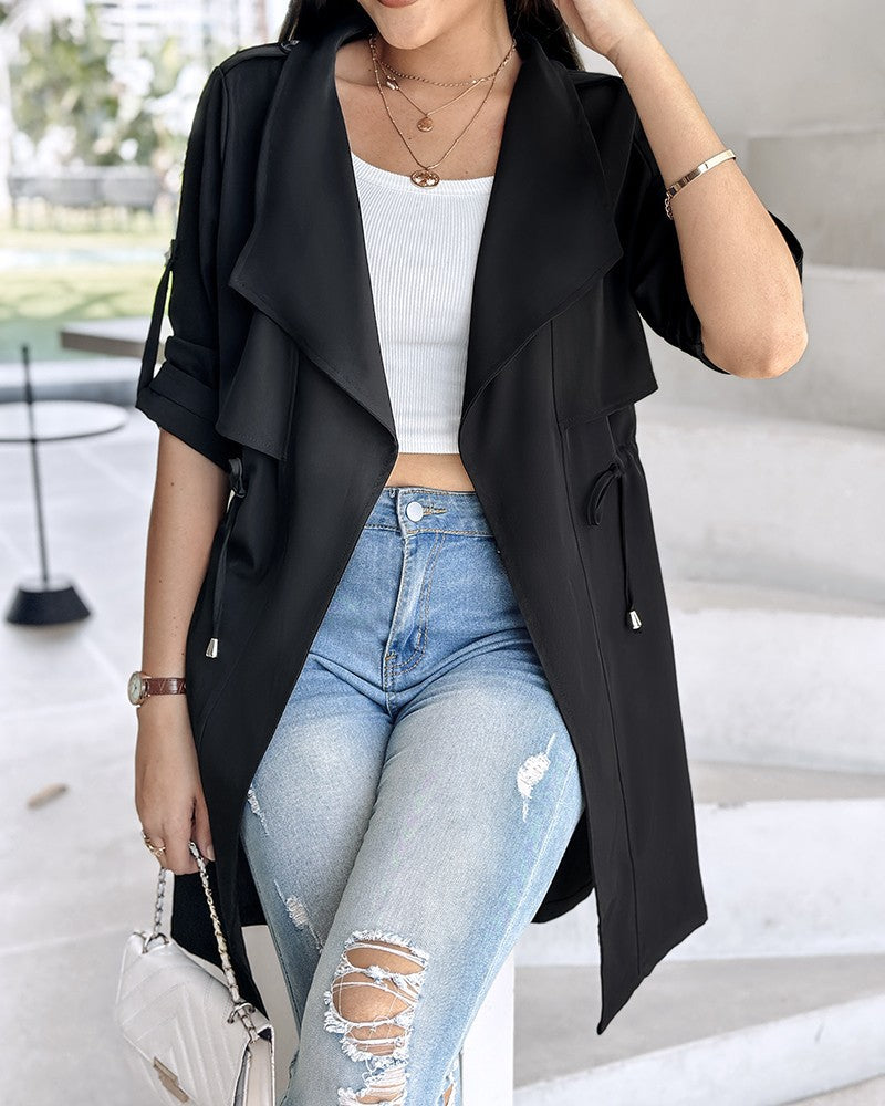 Dame moderigtig trenchcoat med taljerbart design og praktiske lommer Stilla