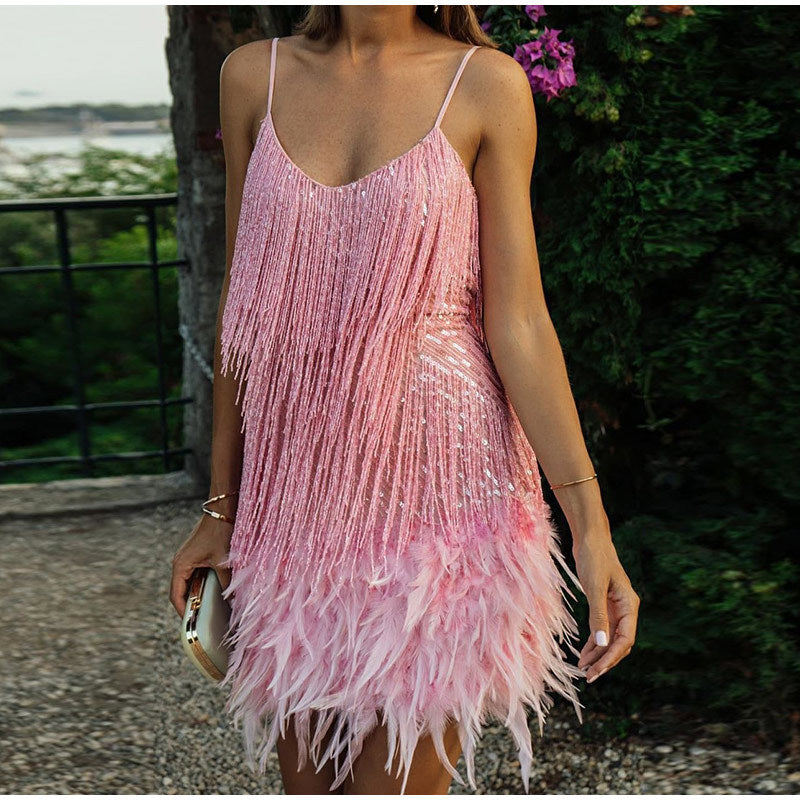 Kvinders glitrende minikjole med frynse detaljer og off-shoulder design