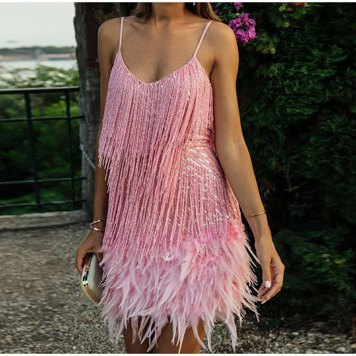 Kvinders glitrende minikjole med frynse detaljer og off-shoulder design