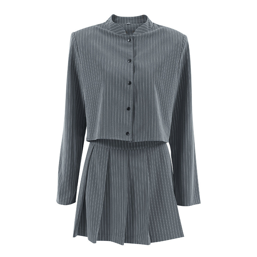 Dame moderigtig blazer- og nederdelssæt med elegant drapering Stilla