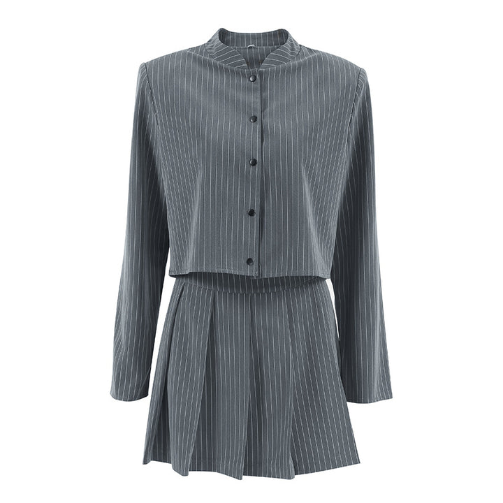 Dame moderigtig blazer- og nederdelssæt med elegant drapering Stilla