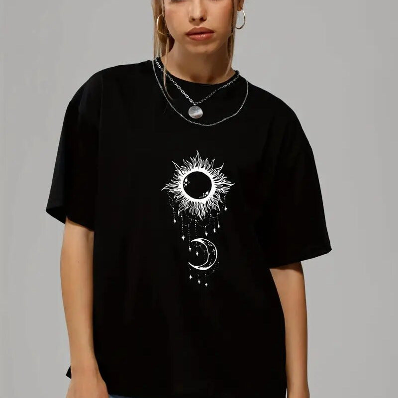 Dame Oversized T-Shirt med mystisk sol element Stilla