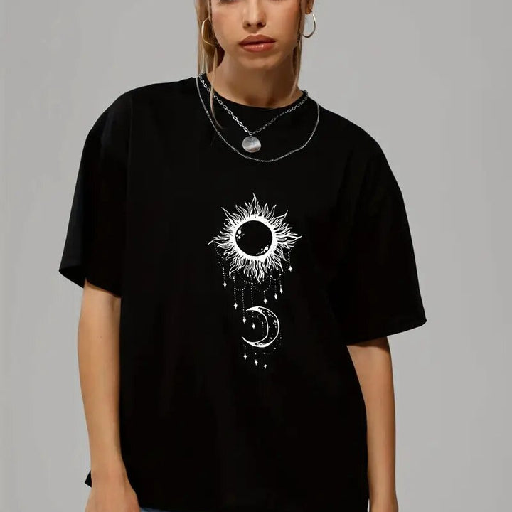 Dame Oversized T-Shirt med mystisk sol element Stilla