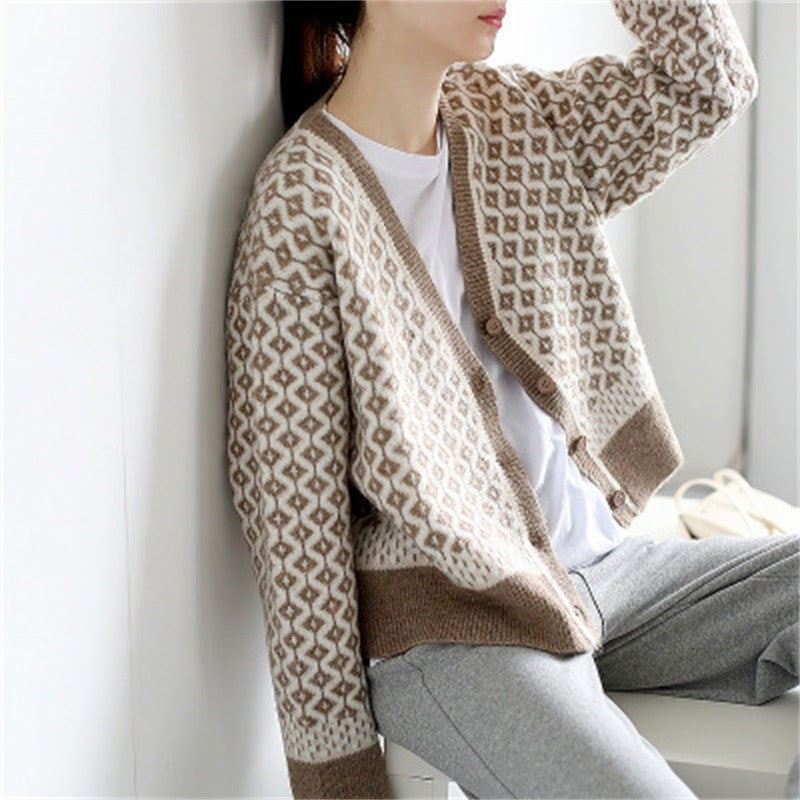 Dameligt chunky strikket cardigan med moderne geometriske mønstre og knaplukning Stilla