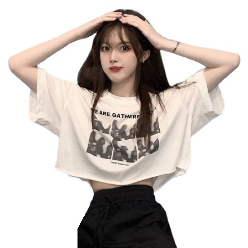 Kvindernes cropped T-shirt med kreativ grafisk print og afslappet pasform