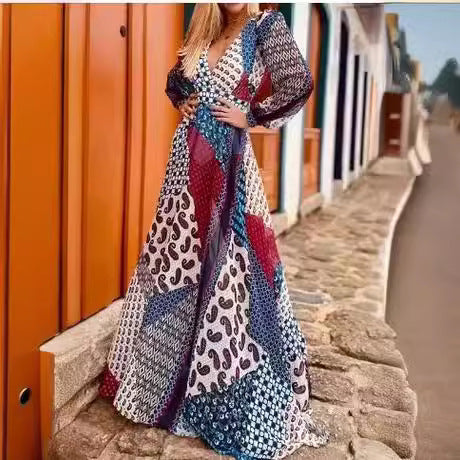 Dame maxikjole i patchwork-design med dyb V-hals og puffærmer Stilla