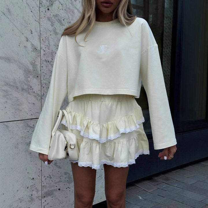 Kvinders afslappede cropped top med sød flæse nederdel Stilla