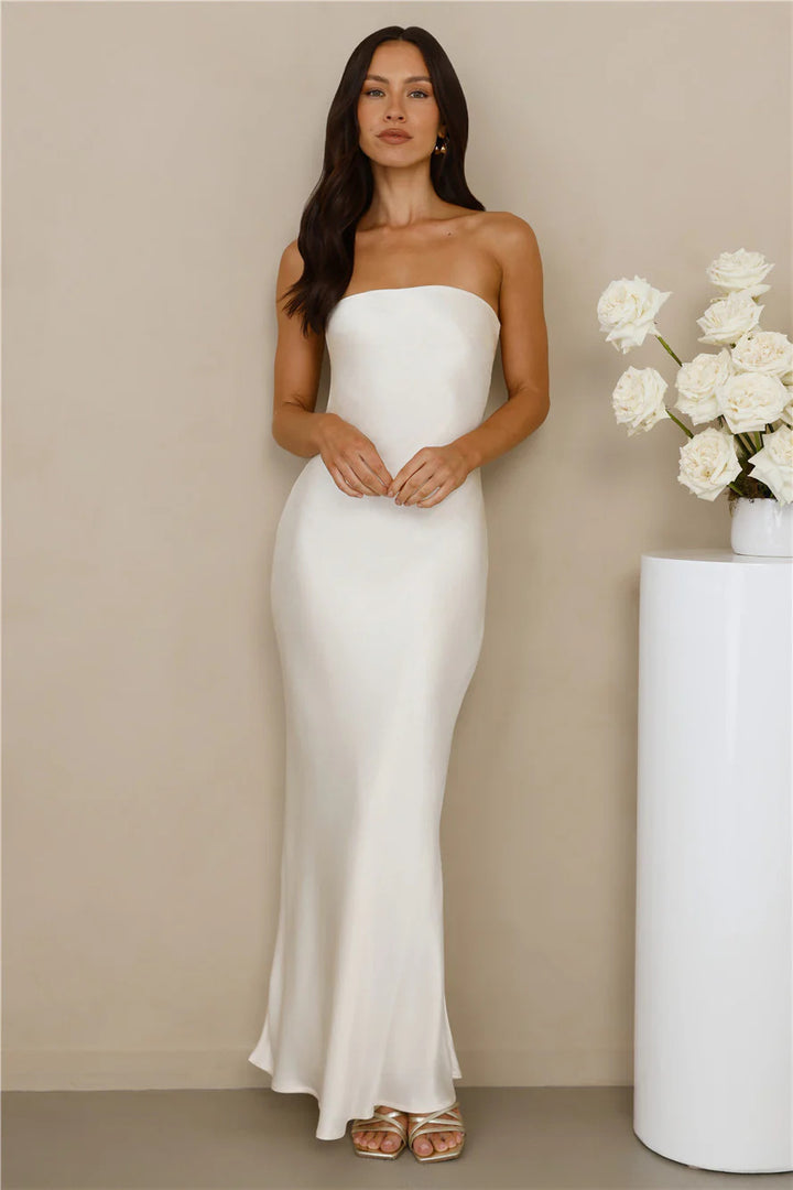 Kvinders elegante off-shoulder maxi kjole lavet af satinlignende materiale