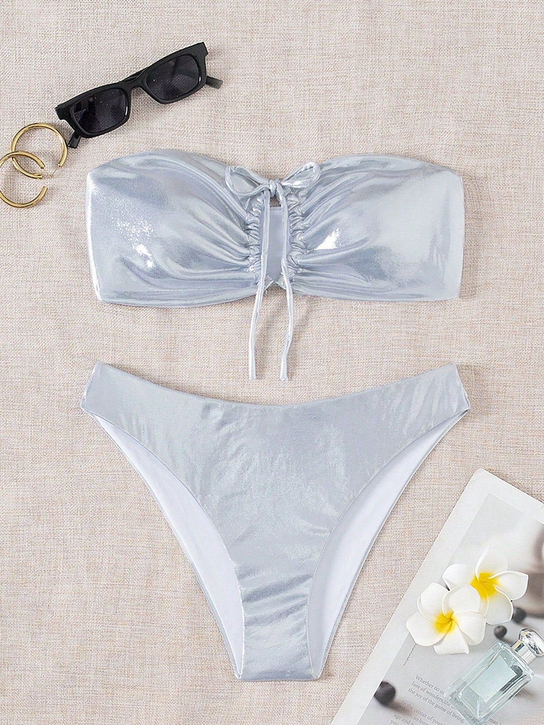 Dame Bandeau-bikini med skinnende top og høj benudskæring Skovae