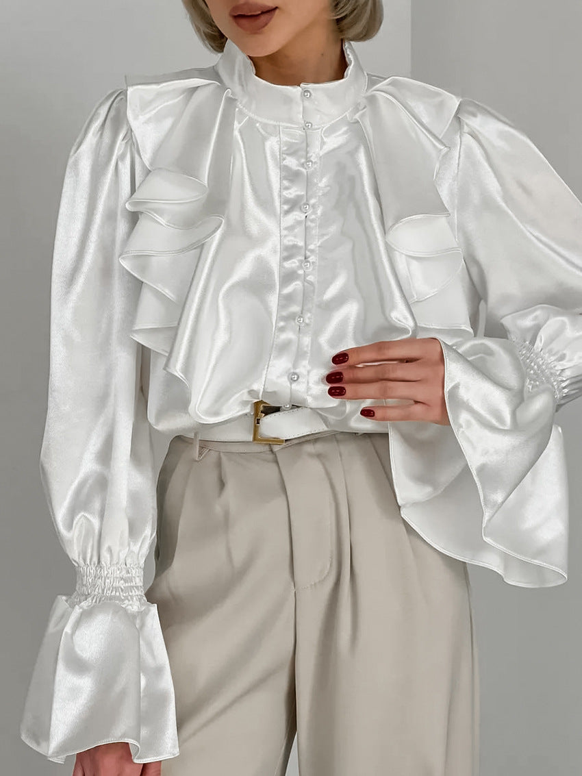 Damebluse med flæsedetaljer og elegant satinlook Stilla