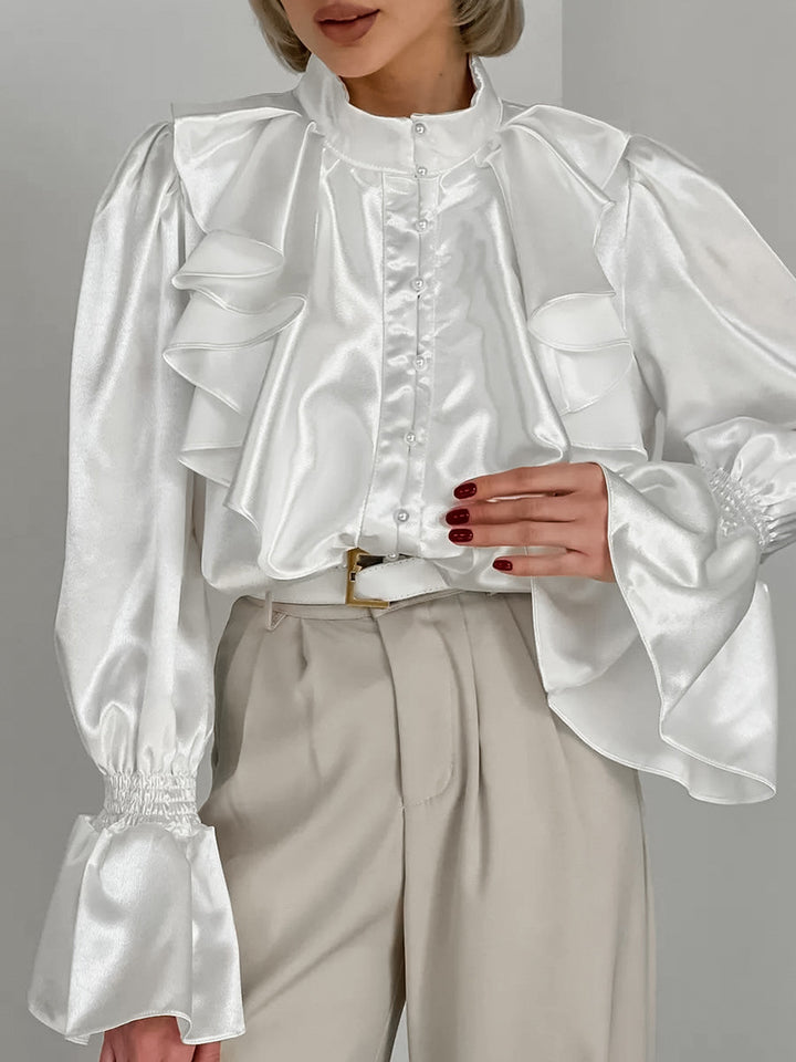 Damebluse med flæsedetaljer og elegant satinlook Stilla