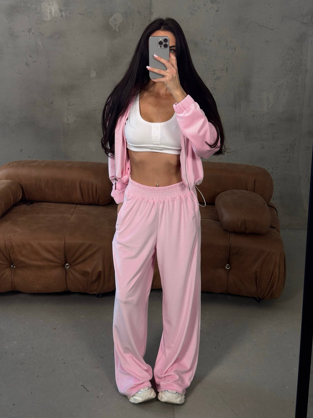 Kvinders afslappede velour loungewear sæt med cropped top og bred pasform Skovae