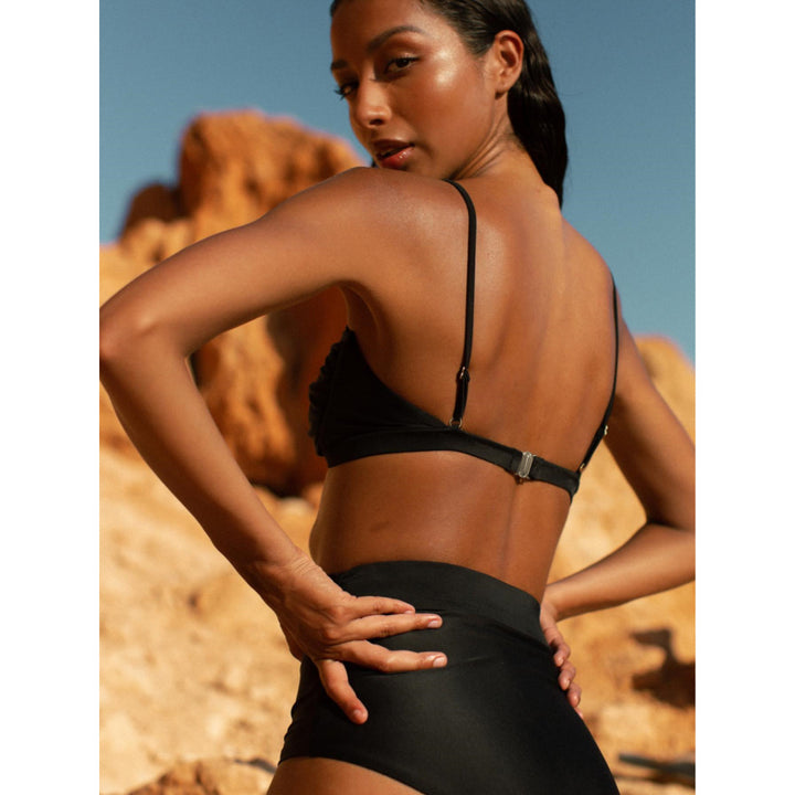 Dame bikini-set med elegant højt skåret buks og dekorativ knude-top Stilla