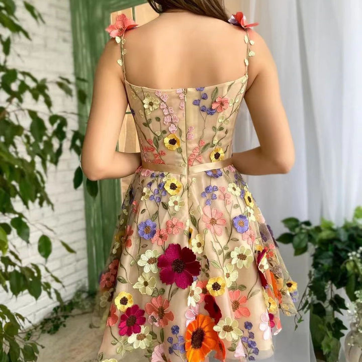 Dame blomsterprintet kjole med farverige applikationer og svingende skørt Stilla