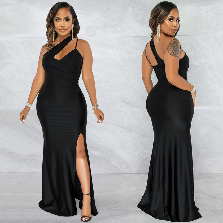 Dame elegant aftenkjole med asymmetrisk snit og glitrende satin Stilla