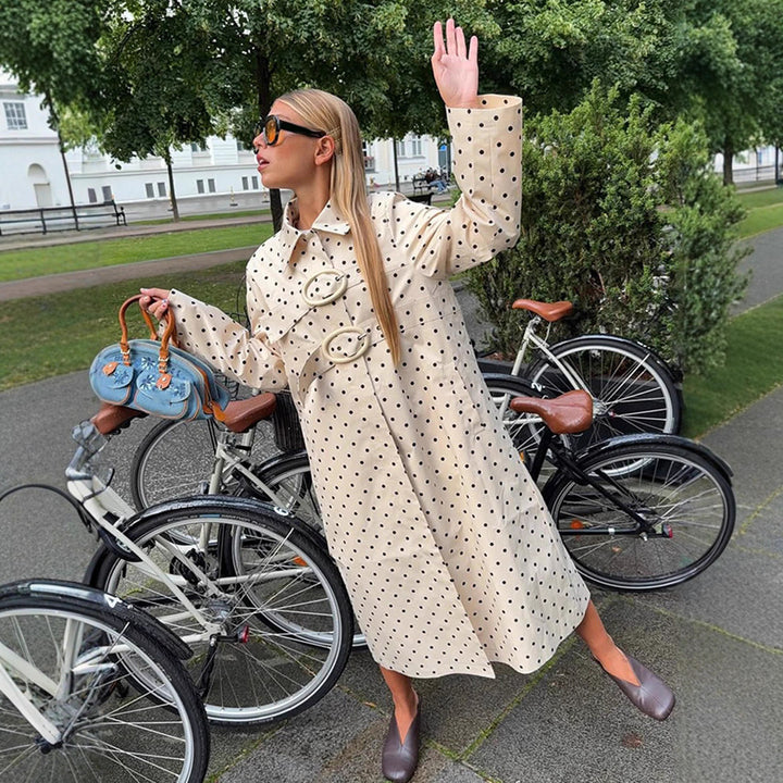 Dame trenchcoat med stilfulde prikker og mode detaljer Stilla