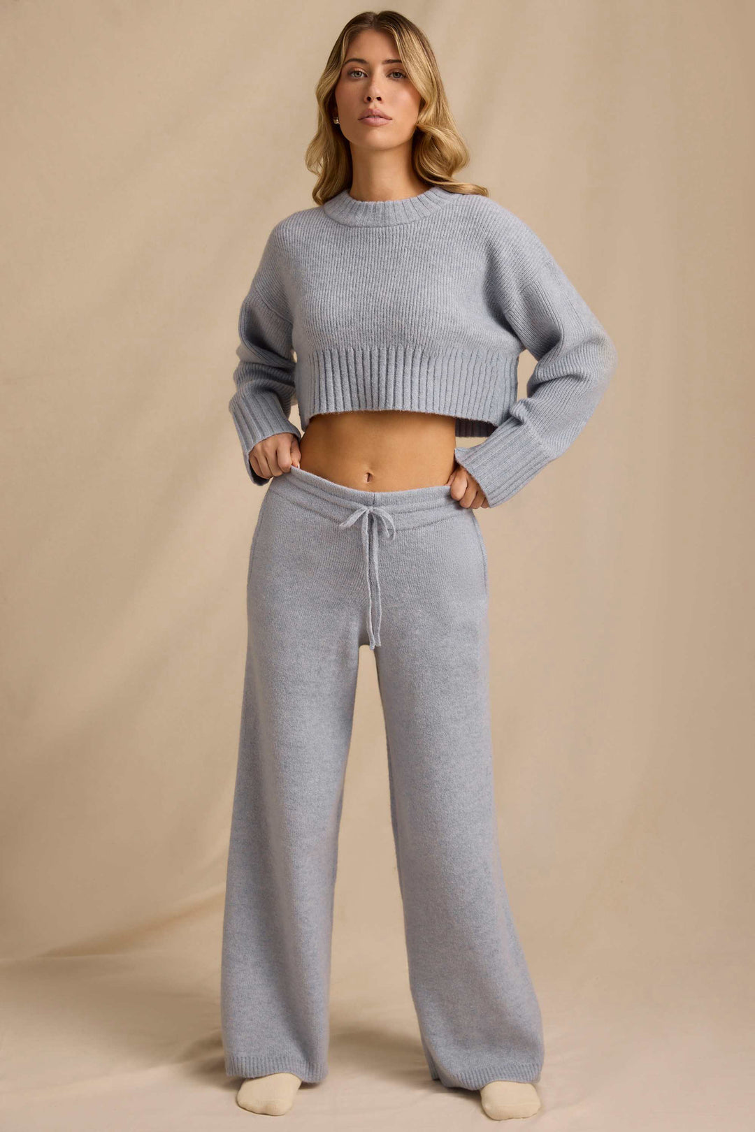 Damer komfortabel strik sæt med cropped sweater og brede bukser Skovae