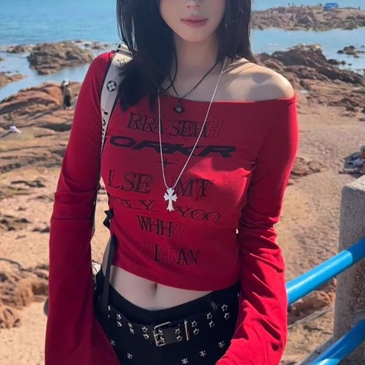 Kvinders tætsiddende off-shoulder top med lange ærmer og trendy bogstaver Skovae