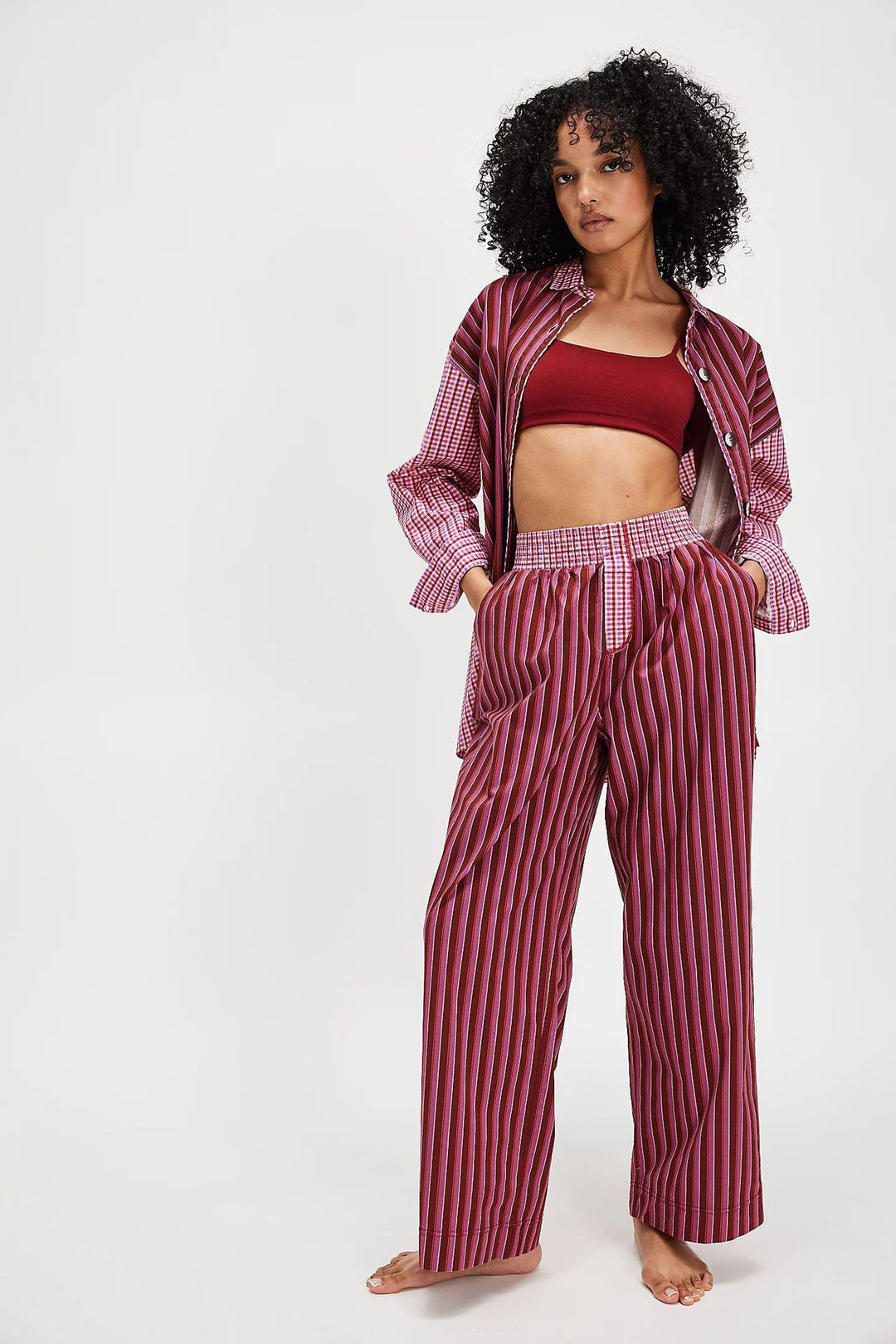 Dame fritids-pyjamasæt med moderne ternet design og løs pasform Stilla