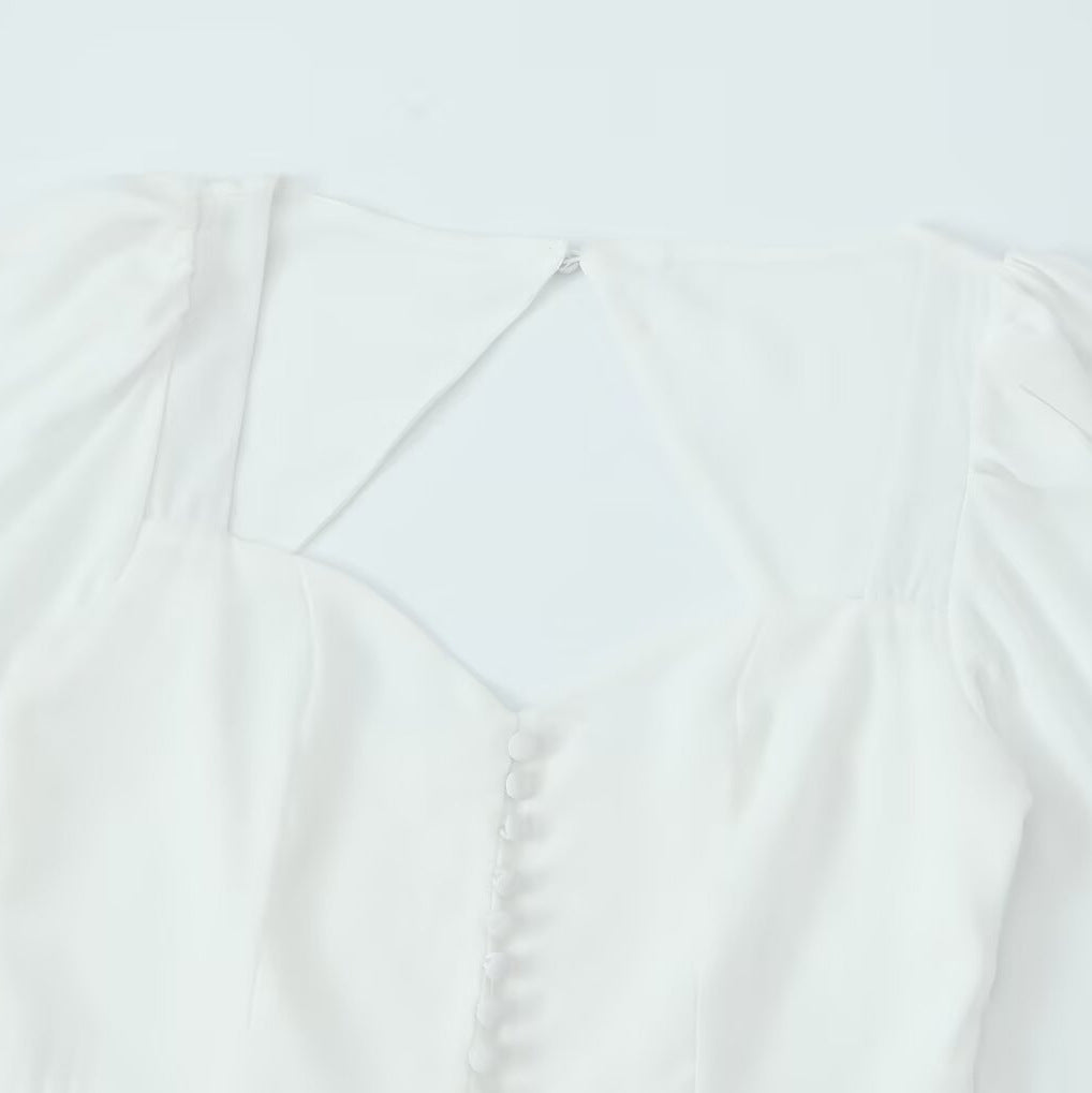 Damebluse med raffinerede puffærmer og elegant rygudskæring Stilla