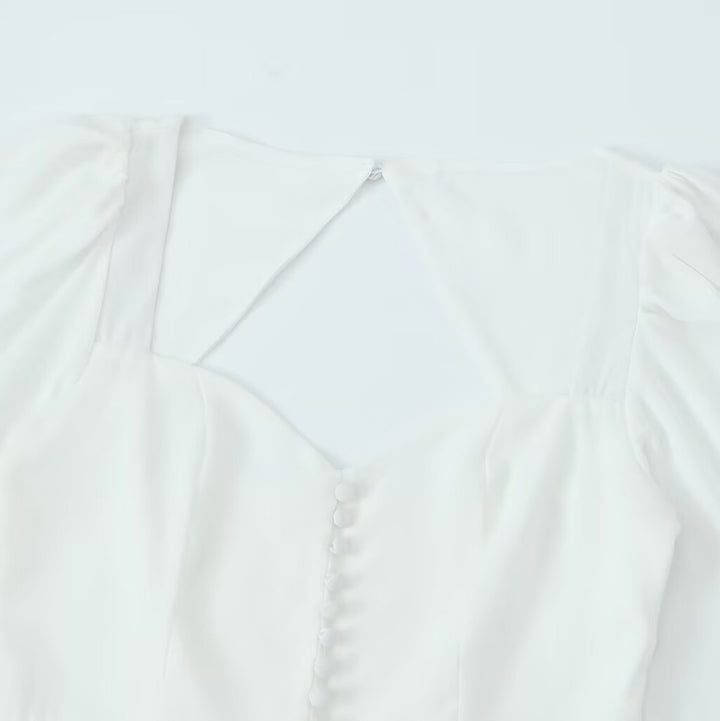 Damebluse med raffinerede puffærmer og elegant rygudskæring Stilla