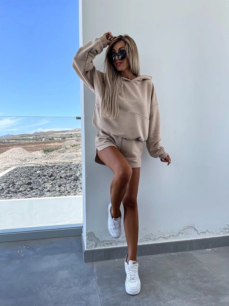 Kvinders casual hættetrøje og korte shorts i minimalistisk design Skovae