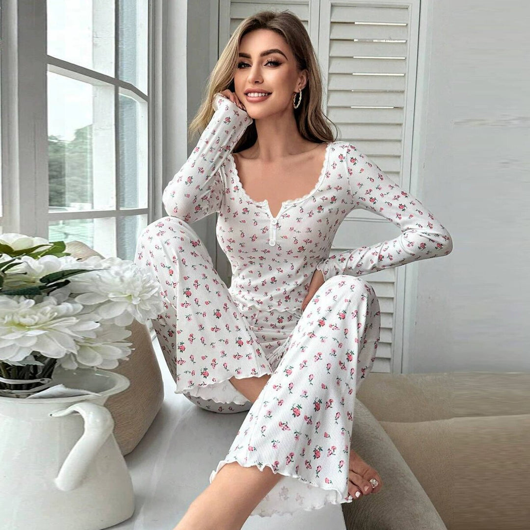 Dame pyjamasæt med blomstermotiv og elegante spidsdetaljer Stilla
