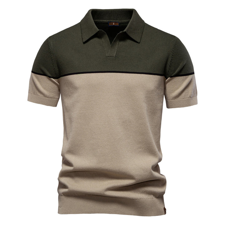 Herren nan modernes kortærmet poloshirt i finstrik med åben reverskrave og horisontal kontrastpas Skovae