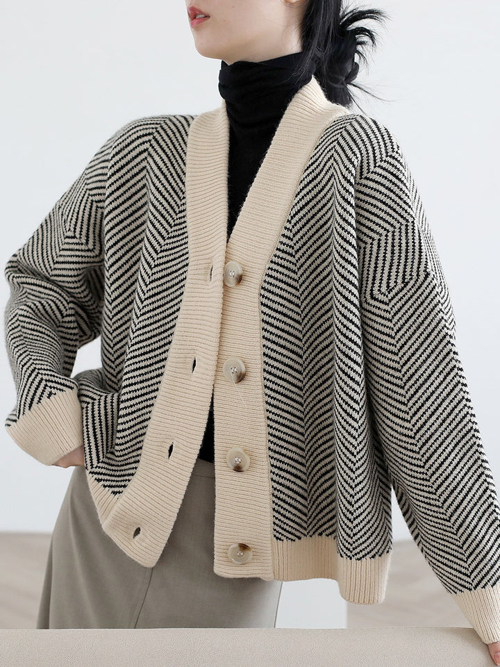 Dame mode cardigan med chevron mønster og elegante knapper Stilla
