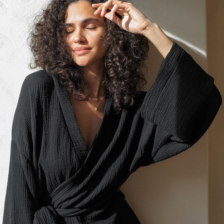 Dame Kimono-Kjole med elegante Flæsedetaljer Stilla