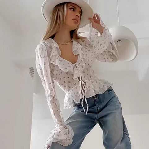 Damebluse med rynker og blomsterdesign Stilla