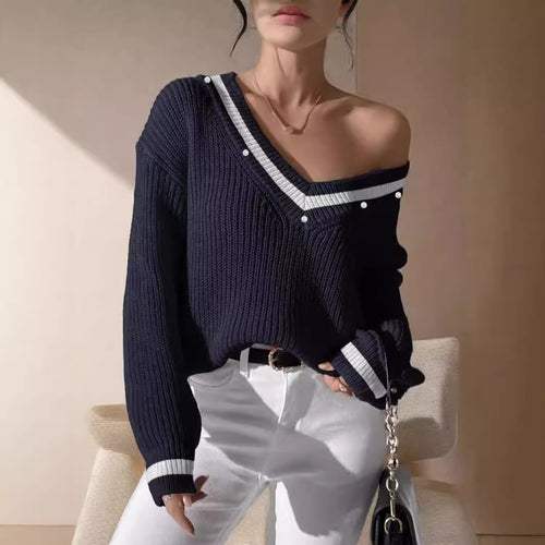 Kvinders oversized sweater med moderne V-hals og glamourøse perle accenter Stilla