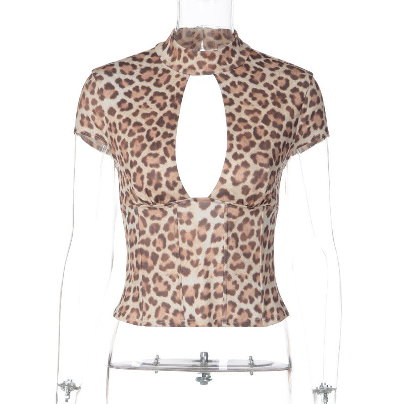 Damen figurbetontes Oberteil mit hochgeschlossenem Design und Cut-Out Akzent Skovae