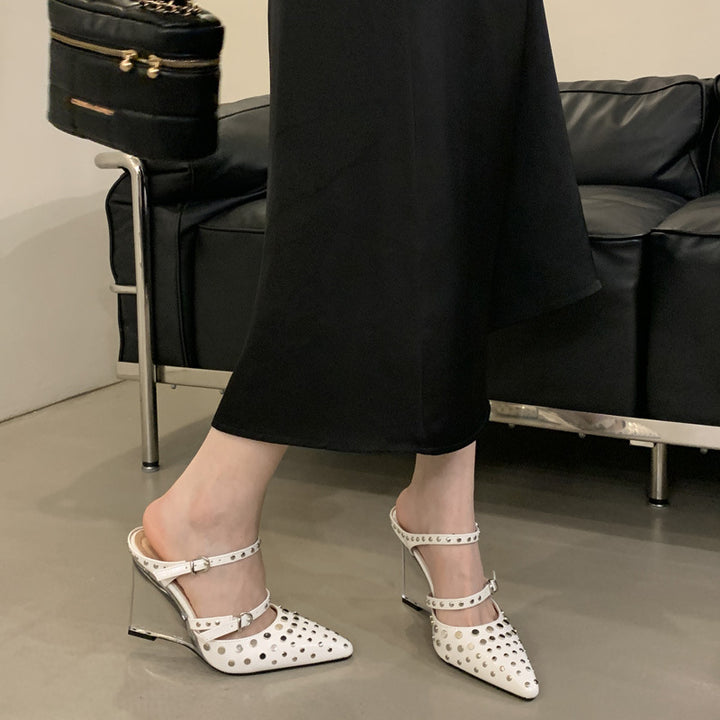 Dame Sling Pumps med dekorative nitter og stilfuld remdesign Stilla