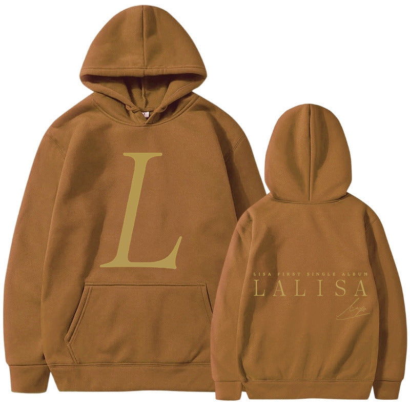 Kvindernes hoodie med stilfuldt initialer print og generøs kængurulomme Skovae