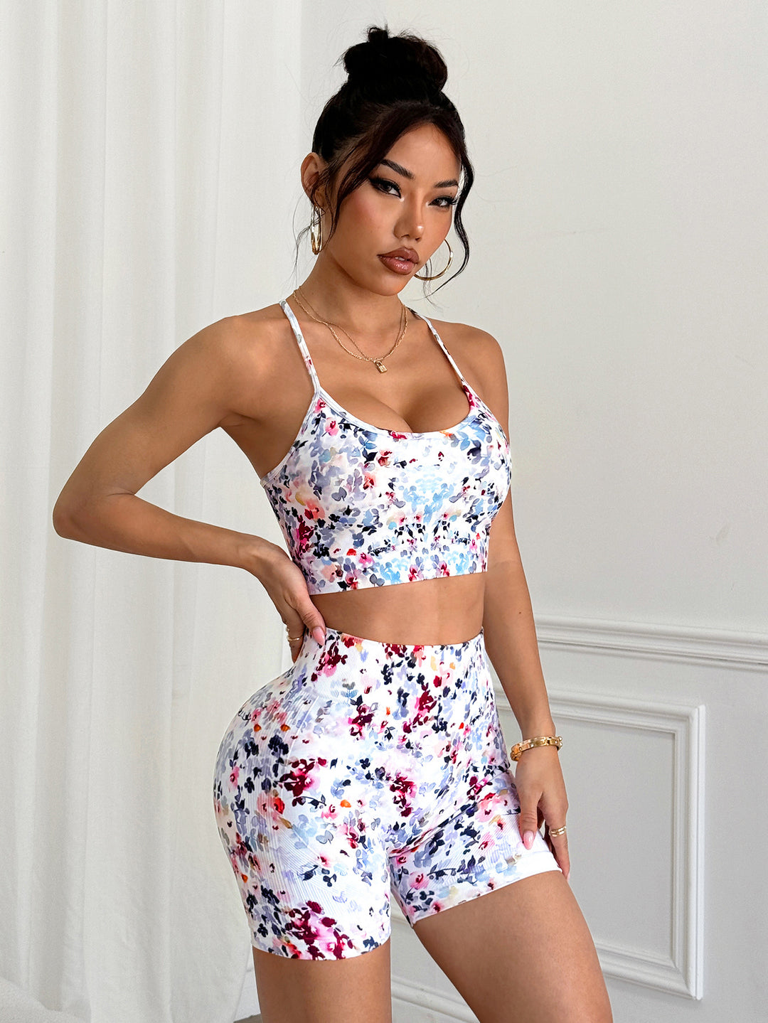 Dame Sport Crop Top med blomsterdesign og højtaljede shorts Stilla