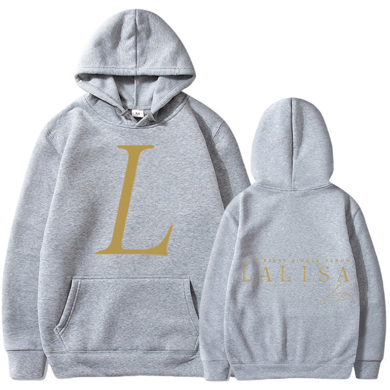 Kvindernes hoodie med stilfuldt initialer print og generøs kængurulomme Skovae