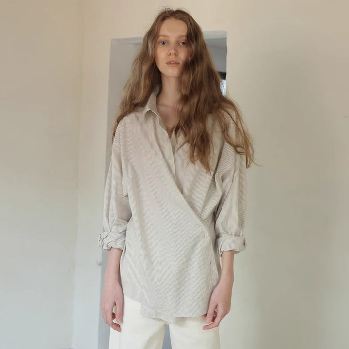 Dame afslappet vik bluse med moderne knapdetaljer og asymmetrisk snit Stilla