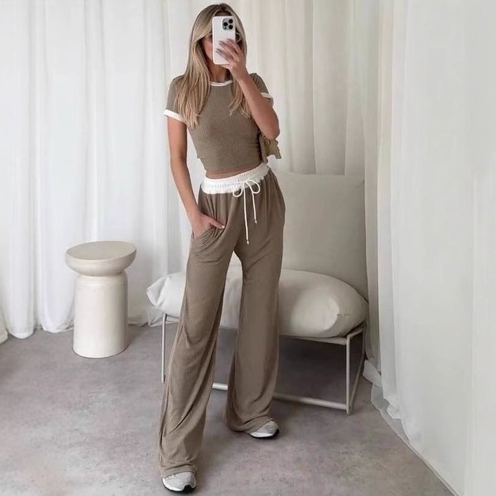 Kvindernes loungewear sæt med cropped top og brede bukser