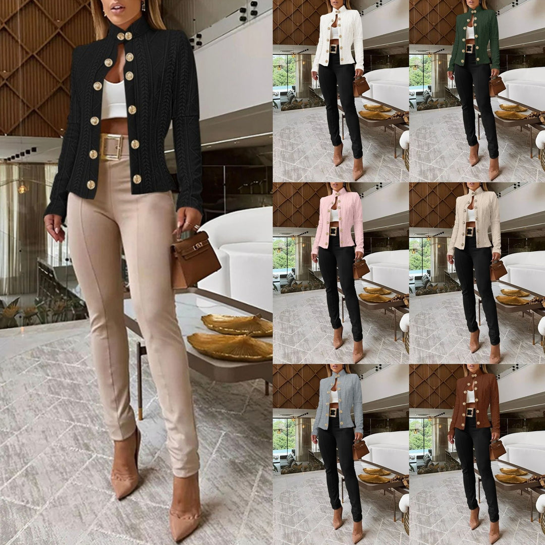 Dame elegant strikjakke med gyldne knapdetaljer og struktureret design Stilla