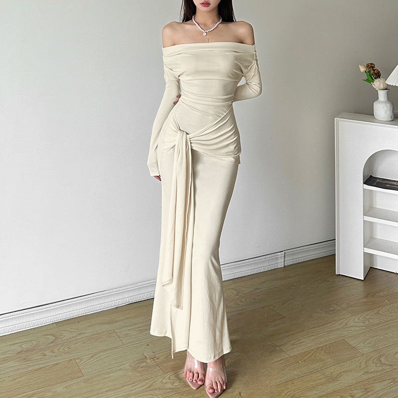 Dame elegant maxikjole med off-shoulder design og raffineret indpakningseffekt Stilla