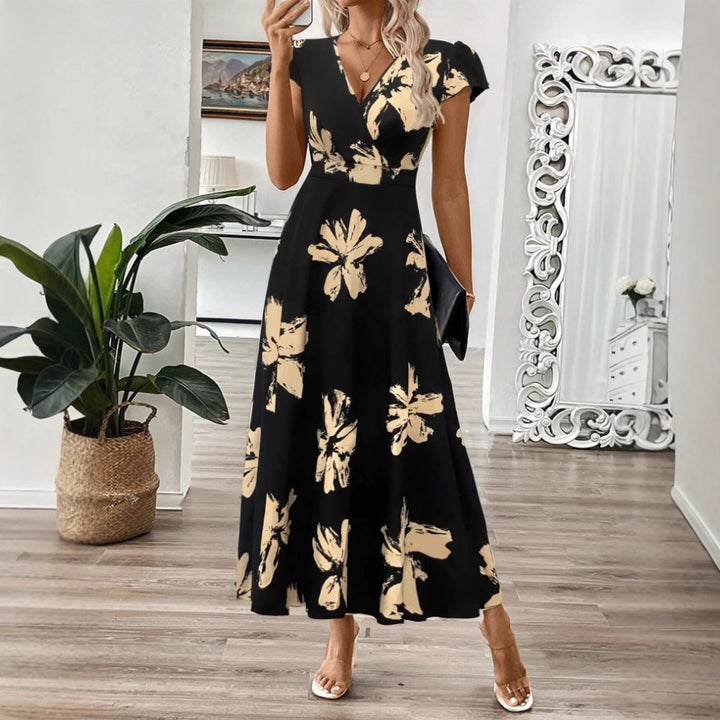 Dame Maxikjole i elegant indpakningsstil med blomsteragtige accenter Stilla