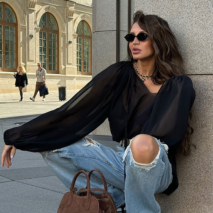 Damebluse med voluminøse ærmer og V-udskæring i let chiffon Stilla