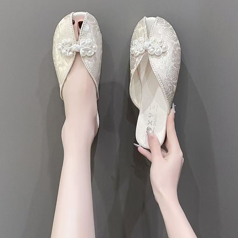 Dame elegante mules med moderigtigt ruffledesign og romantiske perleaccents Stilla