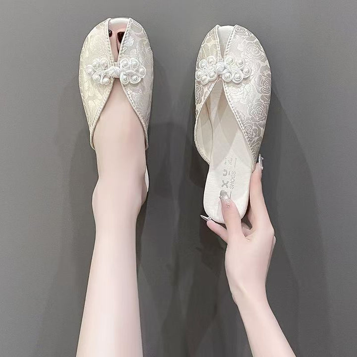 Dame elegante mules med moderigtigt ruffledesign og romantiske perleaccents Stilla